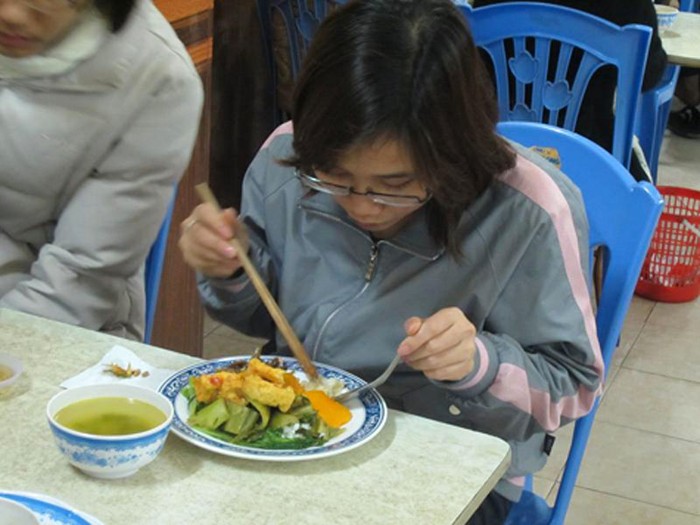 Với nhiều sinh viên ở ký túc, suất ăn không bao giờ được vượt quá 15.000 đồng. Thức ăn chủ đạo chỉ là đậu phụ và rau.